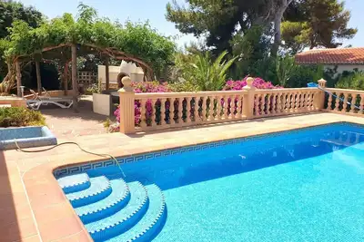 Image de Villa avec piscine, magnifique espace barbecue et garage