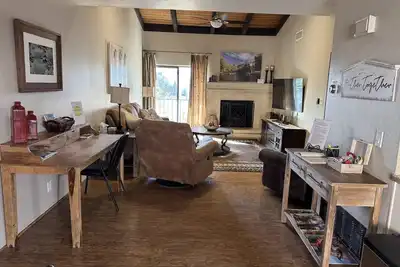 Image de Confortable et confortable condo de 2 chambres