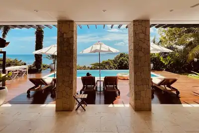 Image de Nouveau sur le marché! Luxueuse villa de 4 chambres avec vue sur l'océan et piscine à débordement