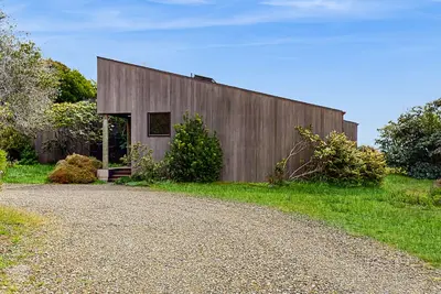 Image de Iconic meadow home w / bain à remous privé, vue sur l'océan bleu et piscines / saunas partagés!