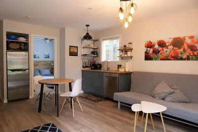 Image de «Suite sur Main» | Trendy Main Street | Parc Reine Elizabeth | Centre Hillcrest