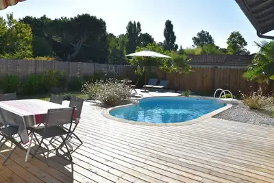 Image de jolie petite maison avec piscine privée