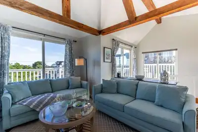 Image de Nouveau! 20 marches pour accéder à la plage, conviviale et familiale, barbecue, vue sur l’eau coucou: Sea Love Beach House