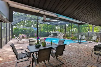 Image de Nouvelle liste! Belle piscine à la maison avec spa, douche extérieure - à 5 min des magasins, restaurants et golfs haut de gamme