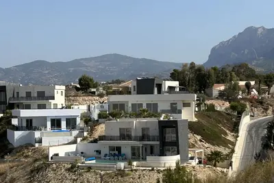 Image de Villa neuve moderne avec piscine chauffée privée