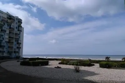 Image de \"St Gilles – Bel appartement T4 rénové, face mer avec accès direct plage et parking privé\"