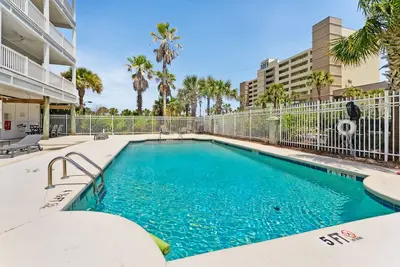 Image de Surfside Lookout! Condo de luxe face à l'océan.