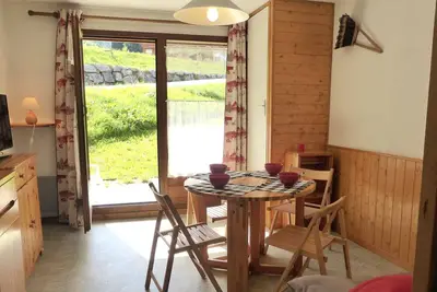 Image de Studio cabine ensoleillé au pied des pistes avec terrasse, idéal pour famille et randonnées