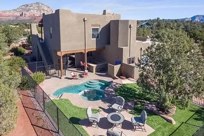 Image de Cadre impressionnant, piscine privée, juste assez proche de l'action