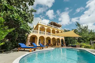 Image de Maison de luxe en bord de mer avec piscine, quai privé, concierge, nombreuses améliorations récentes!