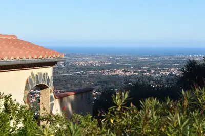 Image de Villa Josephine: Au-dessus des vignes surplombant la mer, grande terrasse et piscine