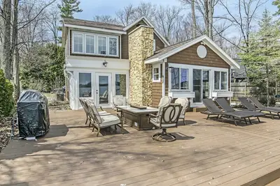 Image de Maison De Style EXÉCUTIF Sur Long Lac À Traverse City, Mi