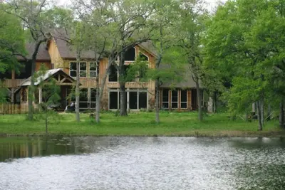 Image de Lac Loblolly: Colorado Lodge rencontre le Texas Party Paradise