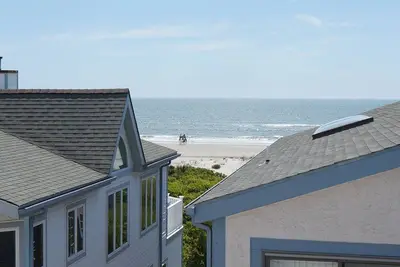 Image de Presque sur la plage. En fait, deuxième de la plage. Vues sur l'océan. Stationnement hors rue. Près des boutiques et restaurants. Pas de rues à traverser pour aller à la plage.