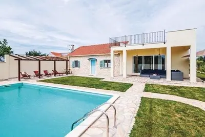 Image de Maison avec piscine extérieure - Parfait pour les familles!