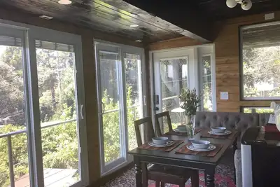 Image de Vue sur la ville et la montagne avec Art Déco en Slo.