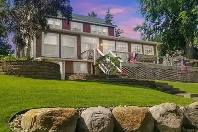 Image de Beautiful Lake Home avec un luxe, une sensation de cabine