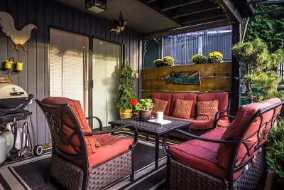Image de Suite moderne de 3 chambres avec terrasse pour barbecue