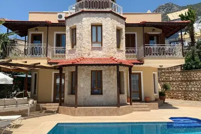 Charmante villa de 3/4 chambres avec piscine privée et superbe terrasse sur le toit