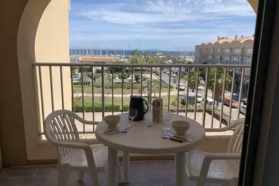 Image de Studio rénové avec loggia, Wifi et parking privé à Hyères Port