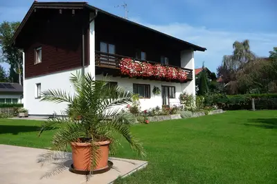Image de Appartement \"Wennesz 1\" au lac Chiemsee avec balcon orienté au sud, vue sur les montagnes et Wi-Fi