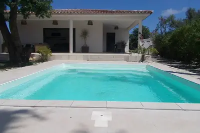 Image de Villa récente, piscine\/mer, vue montagne