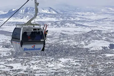 Image de Marchez jusqu'à la télécabine des meilleures pistes de la montagne dans le Colorado!