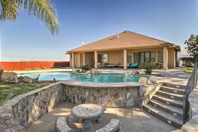 Image de Nouveau! Lux Home w / Oasis extérieure, à 20 km de Sacramento!