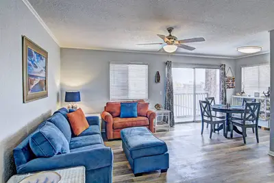 Image de Condo sur le canal avec vue sur l'eau et piscine partagée! Près de la plage, les snowbirds sont les bienvenus!