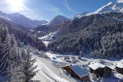 Image de 4ème étage, balcon, cheminée ou poêle à bois, casier à ski, 60m², Méribel-Mottaret