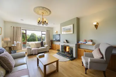 Image de Maison récemment rénovée de 5 chambres, 10 personnes, à 3 minutes en voiture de la ville de Westport
