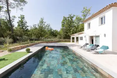 Image de Superbe villa fleuri avec piscine\/climatisation\/parking et jacuzzi