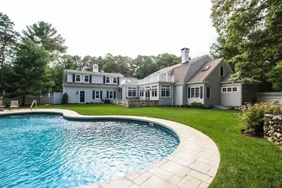 Image de Fabuleuse maison de style Nantucket à Osterville avec piscine chauffée et laissez-passer pour la plage.