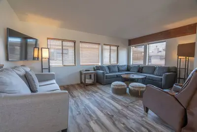 Image de 2 bd 2bth Lakeside Condo. Vues magnifiques sur le lac June