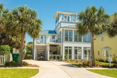 Image de Nouvellement LISTÉ! 5br Beach House à Destin - Promenade à la plage! Panier de golf inclus!