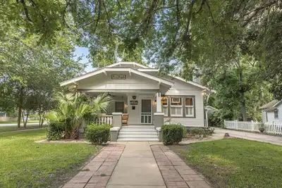 Image de Bungalow \"Mary's Nest\" au centre-ville de Columbus, Tx