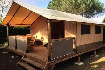 Image de Lodge Victoria avec utilisation des sanitaires et éviers du camping 5 personnes