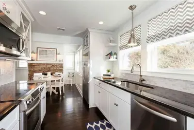 Image de Madison, Ct - Ferme côtière moderne avec cuisine extérieure et grand patio clôturé