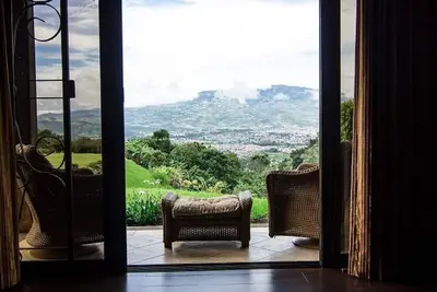 Image de Montagne luxe manoir vallée et vue sur les lumières de la ville.
