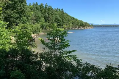 Image de Chalet confortable surplombant le lac Champlain