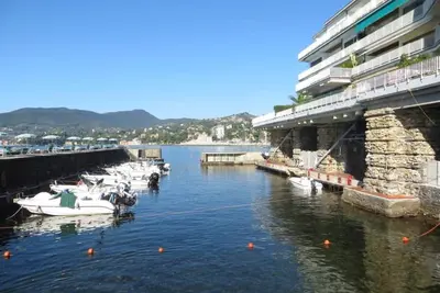 Image de appartement avec terrasse donnant sur la mer, belle vue et plage privée