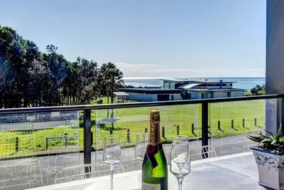 Image de 2 Cliff Road - À quelques pas de la plage One Mile!