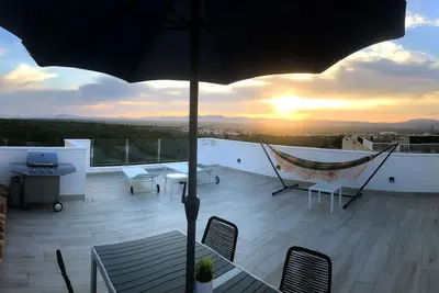 Casa sur le toit avec une vue imprenable (wifi, barbecue, climatisation)