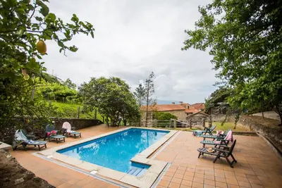 Image de \"Casa do moinho\" jardin, piscine et barbecue.