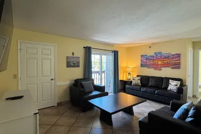 Image de 2 chambres 2 salles de bain complètes Poolview Condo - dort jusqu'à 8