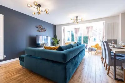 Image de Maison moderne et spacieuse de la maison avec 9 lits