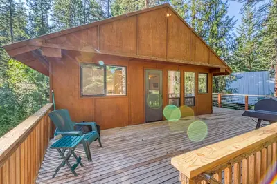 Image de Cabane dans les bois pour chiens avec terrasse et salle de jeux privée - à pied de la rivière