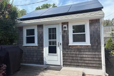 Image de West End Cottage / Maison minuscule avec patio privé