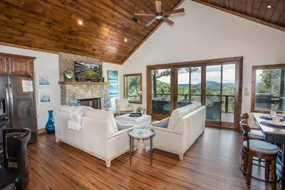 Image de 3br Upscale Mtn Home, vues Ă long terme, bain Ă remous, King Master Suite, quartier calme