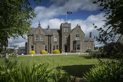 Image de Victorian Mansion, entièrement rénové, peut accueillir 24 personnes dans 12 chambres avec salle de bain